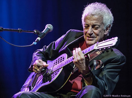 photo of Doug Macleod performing