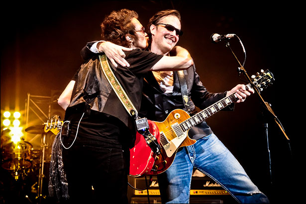 photo of Glen Huges & Joe Bonamassa by Christine Goodwin