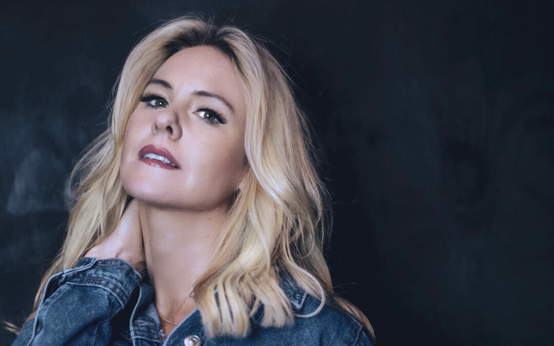 LAURA EVANS RELEASES NEW SINGLE “TAKE ME BACK HOME”